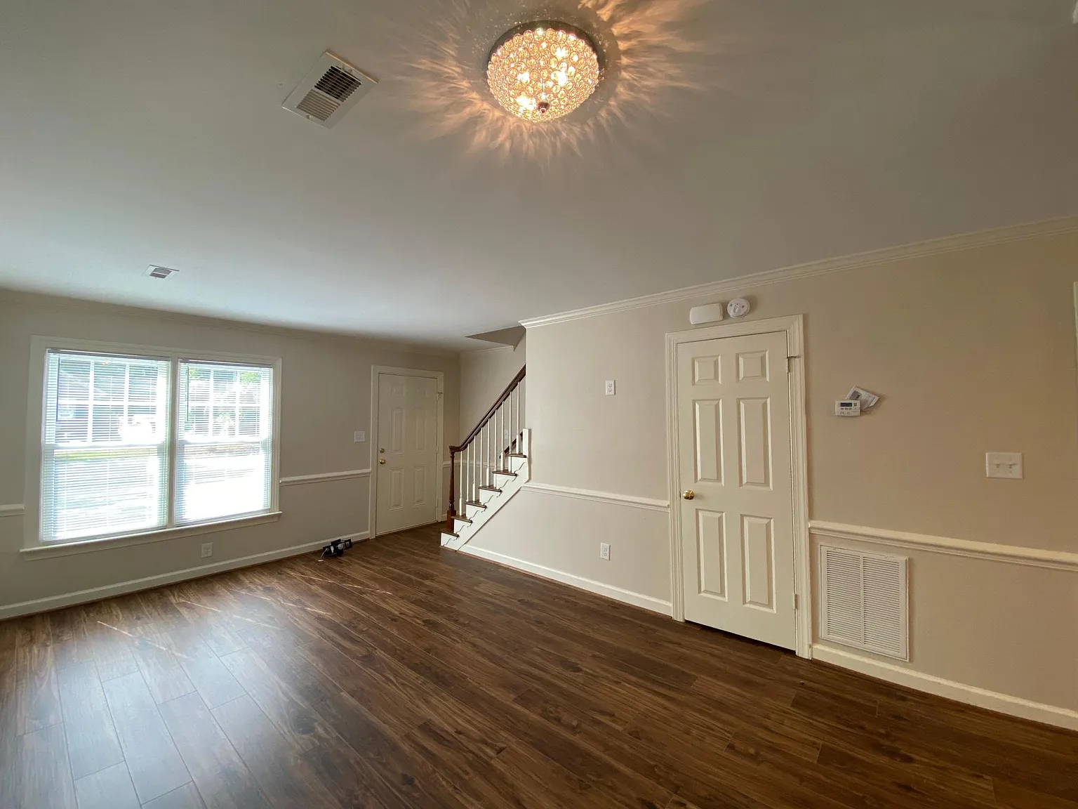 801 Nash St W — Photo 3