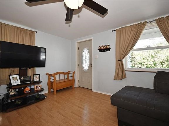 This home located in the heart of Canonsburg makes awesome use of its floorplan for nicely-sized rooms on the main floor, includ