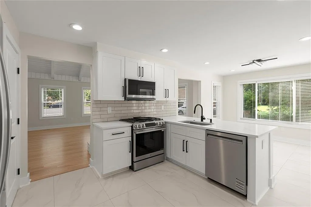 4 bed, 2.0 bath, 1660 sqft, $2,950 — Photo 4