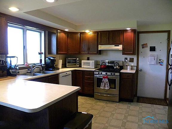 2nd image of 13500 W Bancroft