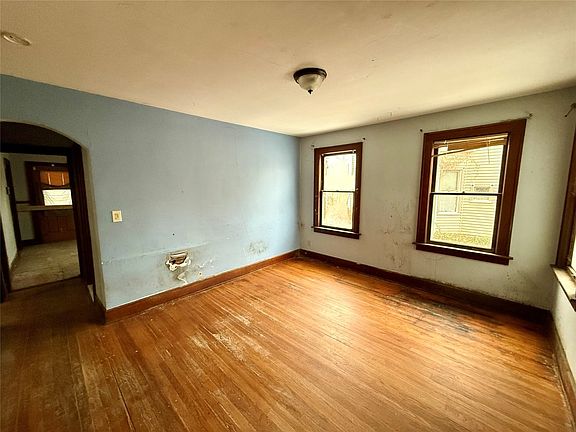 4th image of 14 Emmett St