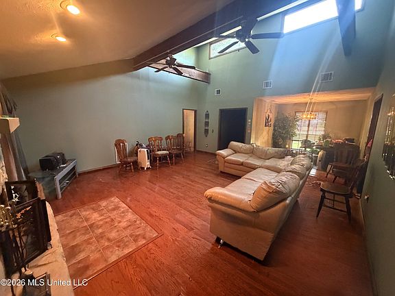 3rd image of 328 Longmeadow Ct S
