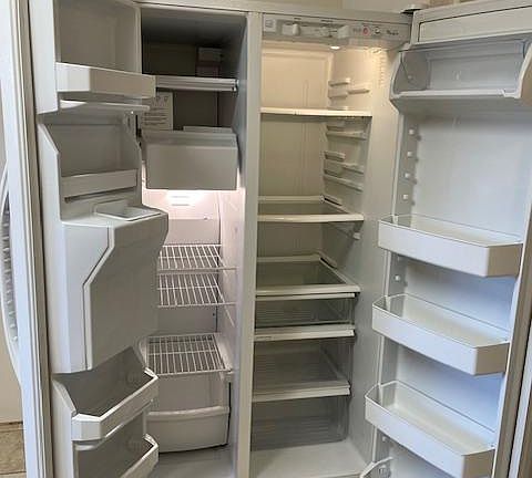 Refrigerator with icemaker and water dispenser