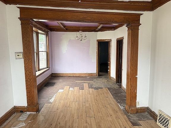 5th image of 6610 S Oakley Ave