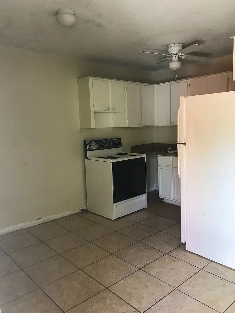 827 Nw 10 Ter - Sunmax — Photo 3