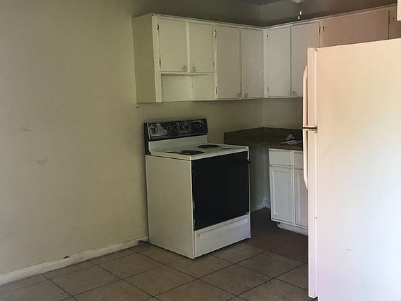3rd image of 827 NW 10th Ter #4