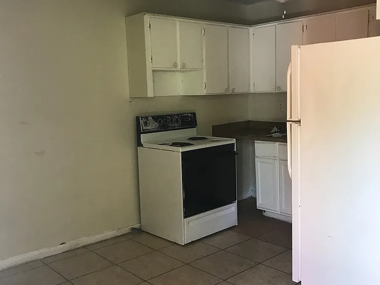 827 NW 10th Ter — Photo 3
