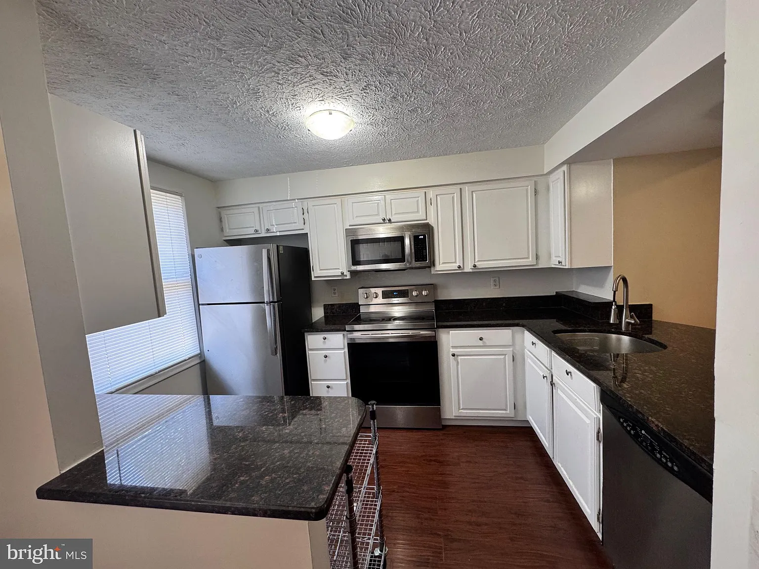2 bed, 1.0 bath, 1059 sqft, $2,100 — Photo 2