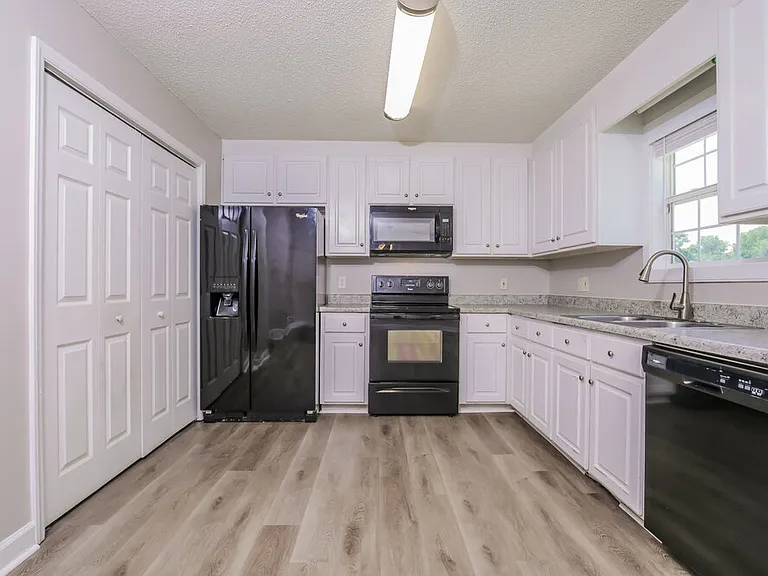 101 Mayfair Ct — Photo 8