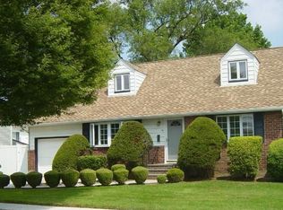 18 Lynn Pl, Bethpage, NY 11714