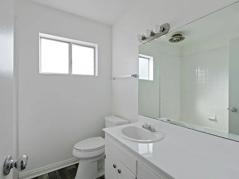 Lindley Apt — Photo 10
