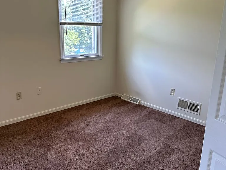1285 Colonial Rd — Photo 9