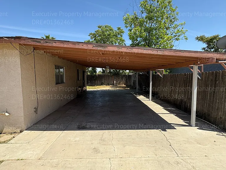 820 Moore St — Photo 4