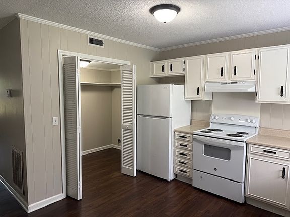 4th image of 45 W Charlotte Ave #B