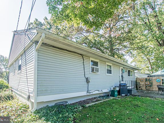 5th image of 415 Chesterfield Dr