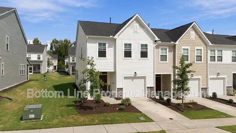 3 bed, 2.5 bath, 1792 sqft, $1,995 — Photo 2