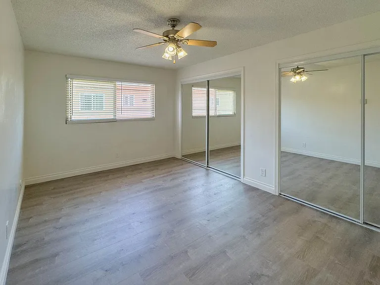 Parkway Plaza Apartments — Photo 9
