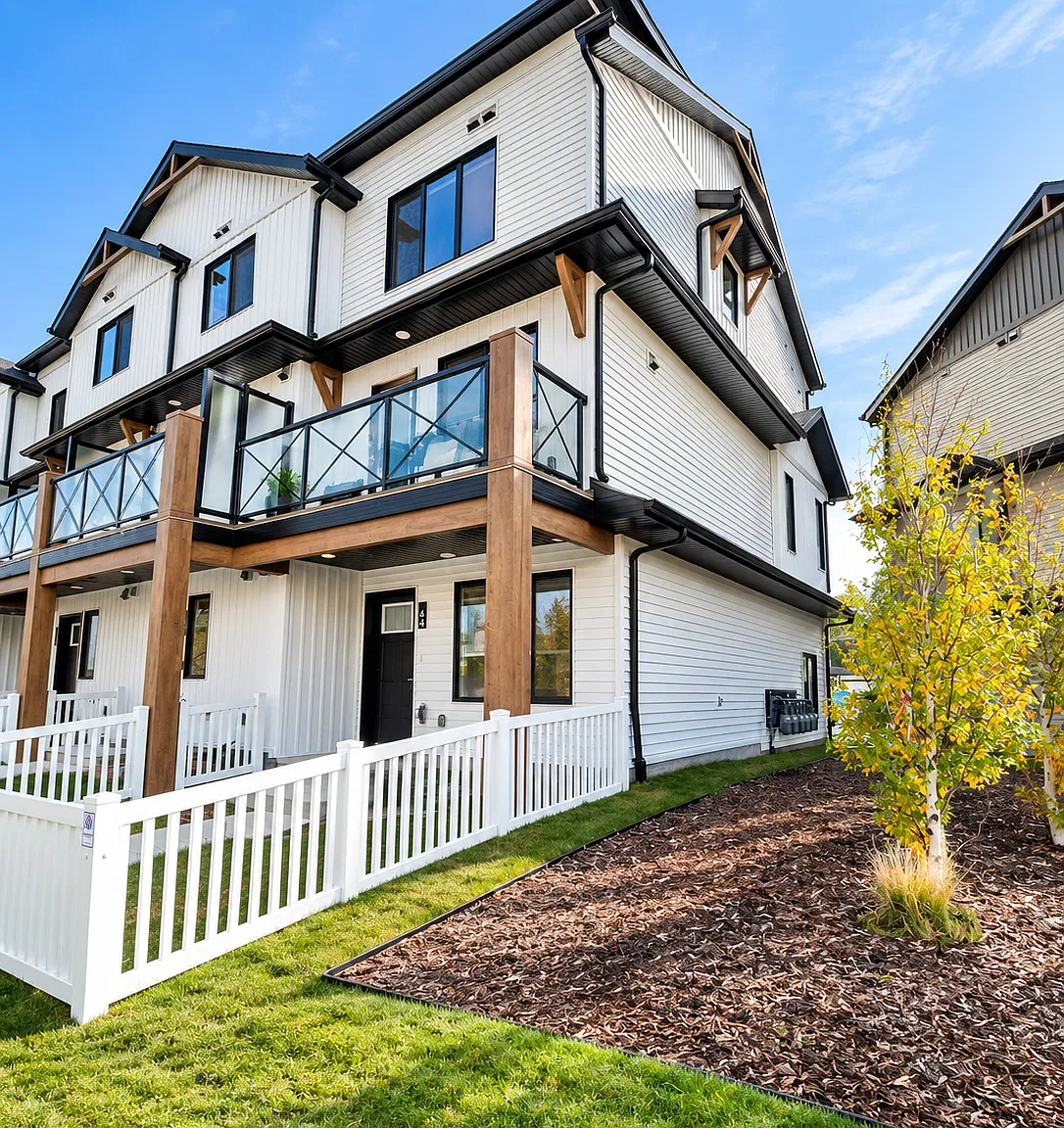 Modern 2 Bedroom + Den Townhouse in Secord | Single Garage | One Month Free Rent — Photo 2