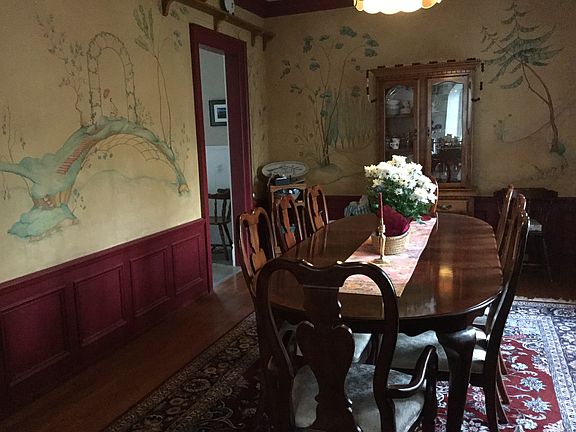 Formal dining room with mura