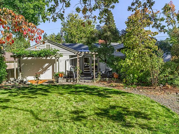 5th image of 853 Harmony Ln