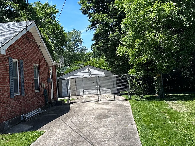 4926 Daleray Dr — Photo 3