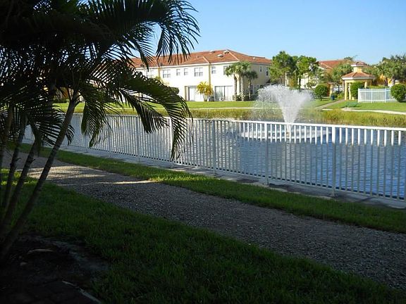 4th image of 876 Pipers Cay Dr