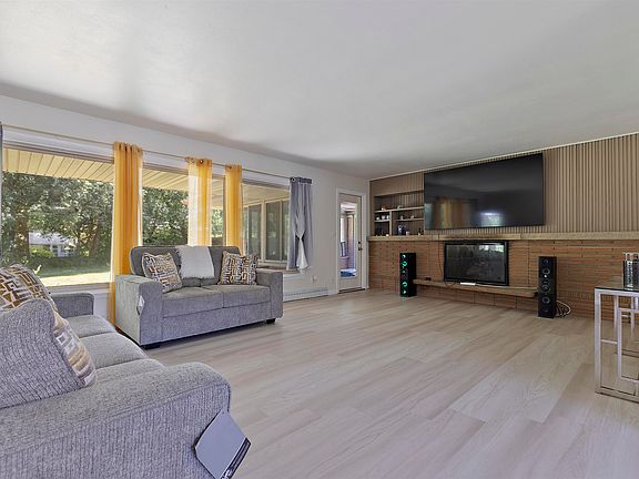 3rd image of 1915 Greenfield Ln
