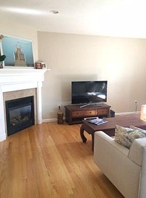 3rd image of 179 Rock St