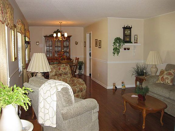 3rd image of 590 Brentwood Dr