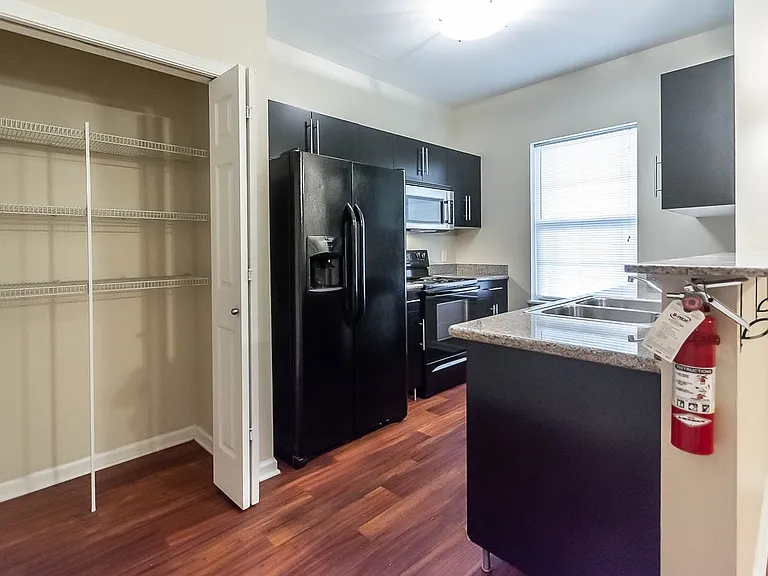 Tenth & College Village Apartments — Photo 18