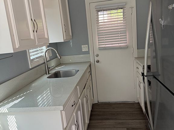 2nd image of 816 Oakwood St Unit 1