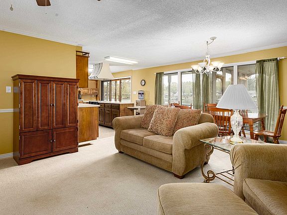 4th image of 1560 Lakewood Dr