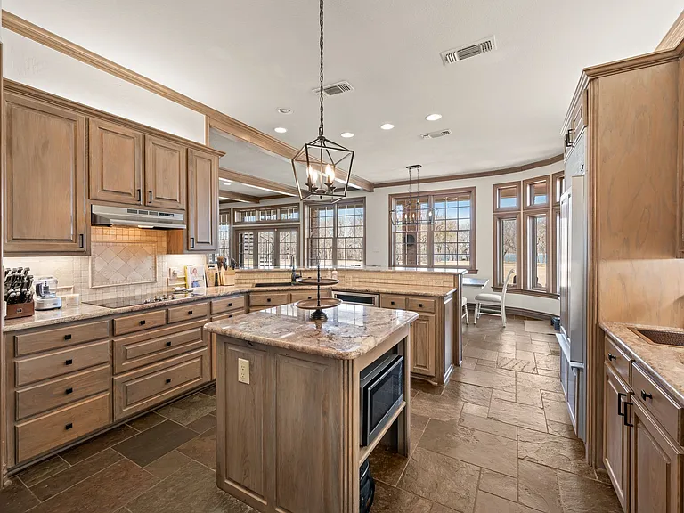 208 Highpoint Cir — Photo 21