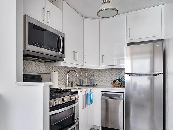 3rd image of 170 Park Row APT 20-E