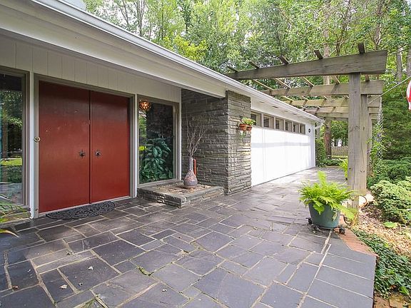 2nd image of 462 Lane Dr