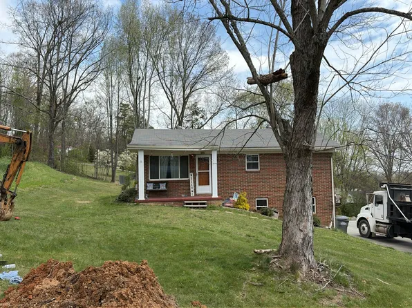 824 Pleasant View Dr, Dandridge, TN 37725