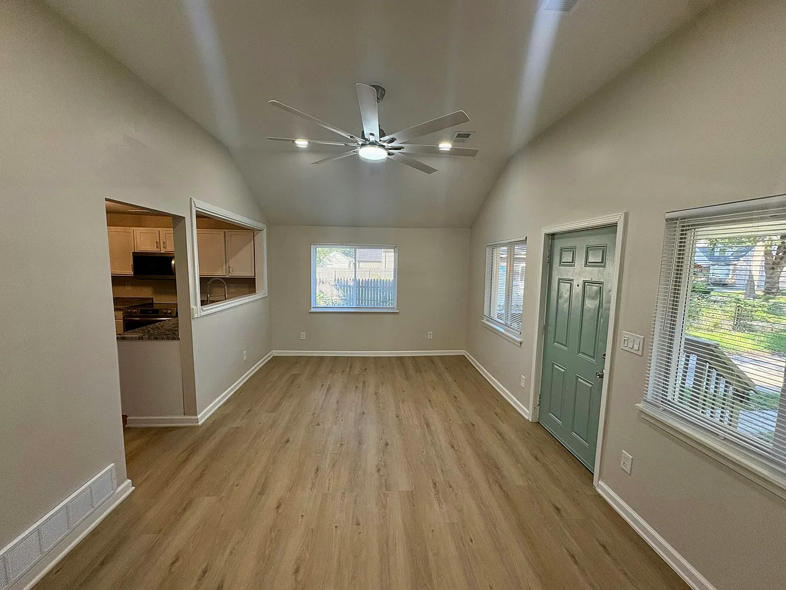 1140 East Elza Avenue — Photo 2