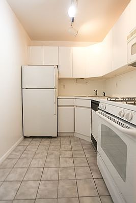4th image of 240 E 35th St APT 1L