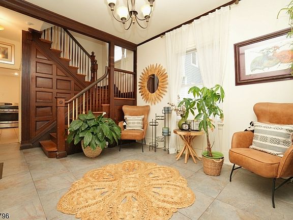 5th image of 566 Highland Ave