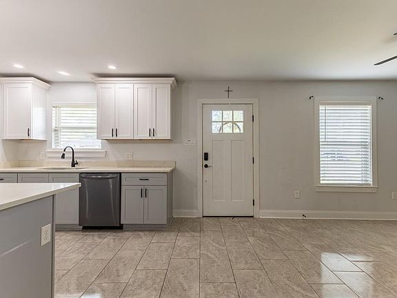 5th image of 32 Evergold Ln