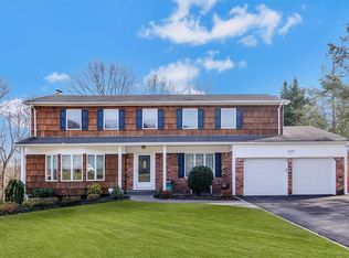 14 Legend Ct, Smithtown, NY 11787