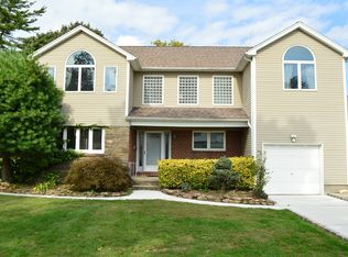 13 Lawrence St, New Hyde Park, NY 11040
