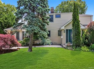 16 Deepdale Parkway, Roslyn Heights, NY 11577