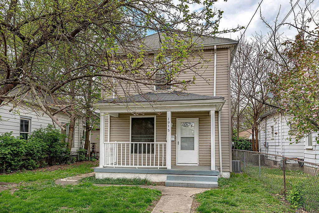 1915 Woodlawn Avenue - 1 — Photo 1