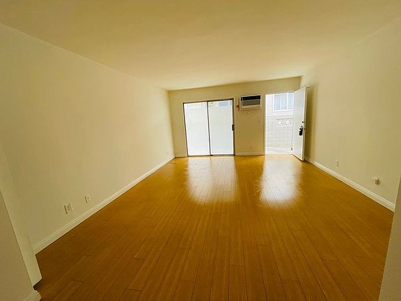 3rd image of 739 N Sweetzer Ave APT 2