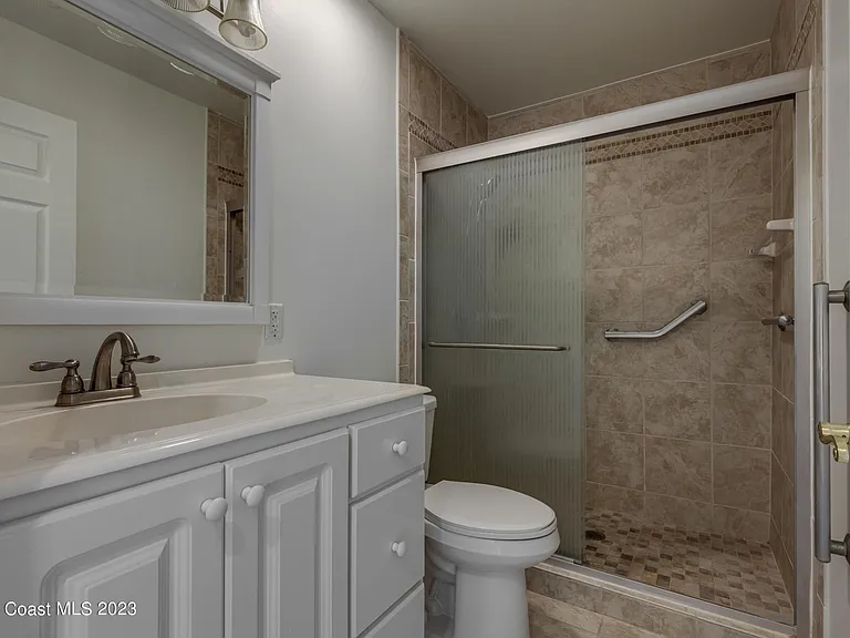 302 Emerald Pl E — Photo 16