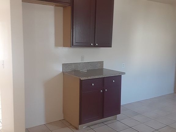 3rd image of 4287 Glen St