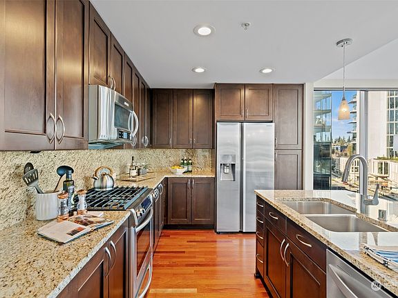 4th image of 10650 NE 9th Pl Unit 924