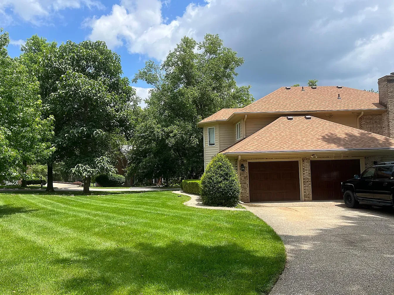 4 bed, 3.5 bath, 4381 sqft, $3,400 — Photo 2