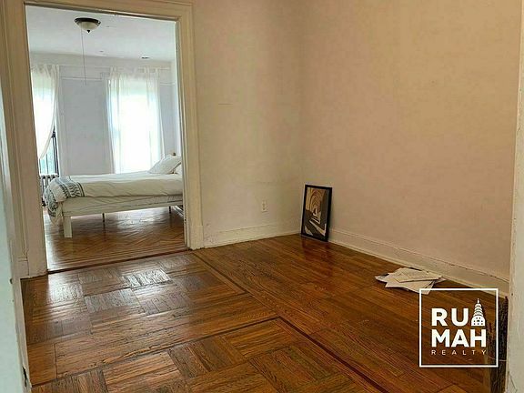 5th image of 372A Bainbridge St #2